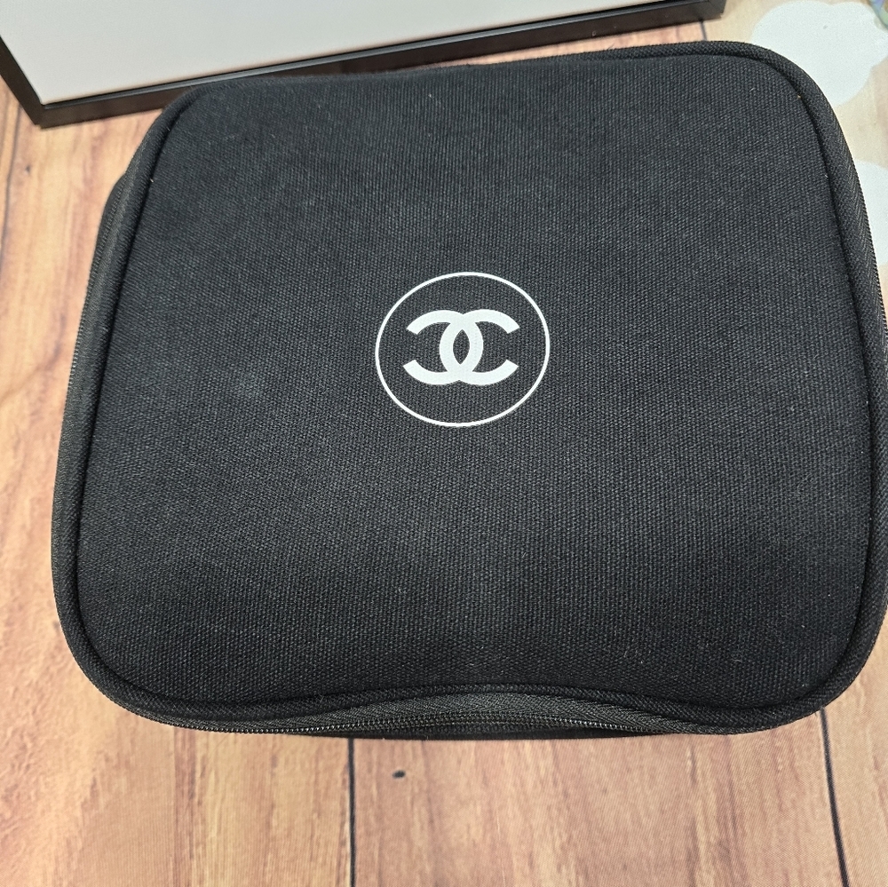 Chanel Beauty Bundle.LG Zip Around Beauty Pouch On Chain.Lip Laquer,Kabuki Brush - Picture 4 of 16